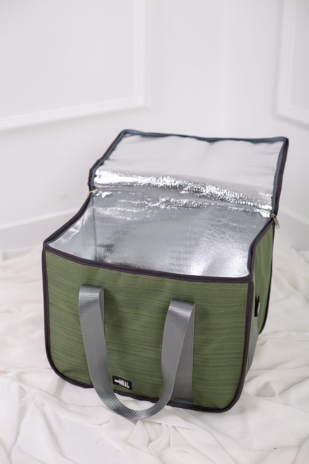 Olive Thermal Linen Bag from Velda Store with reusable zippered case